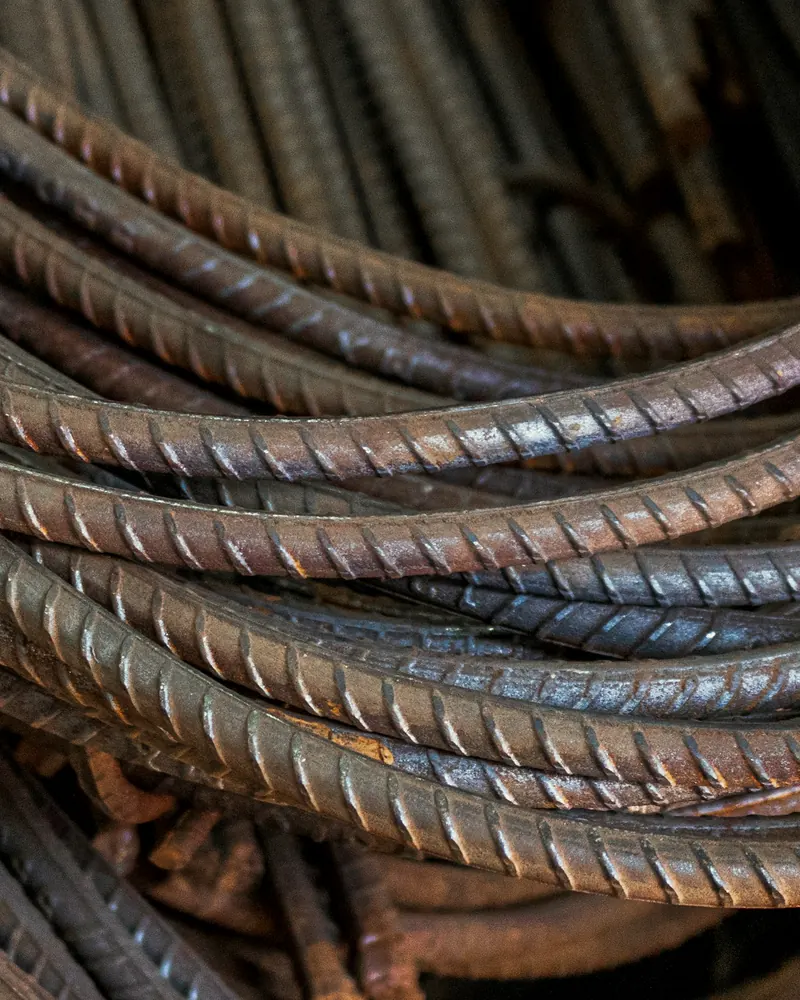 Barres d'acier à béton rouillées, ligaturées en faisceau, vues de près