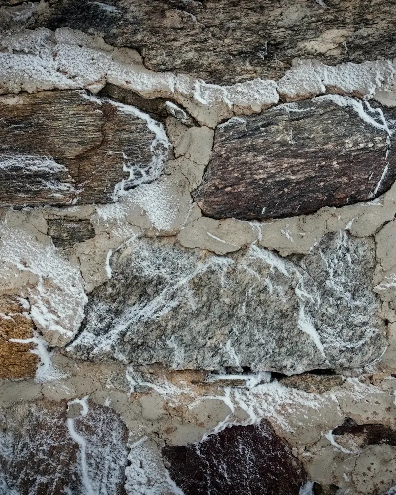 Mur de moellons irréguliers hourdés au mortier clair