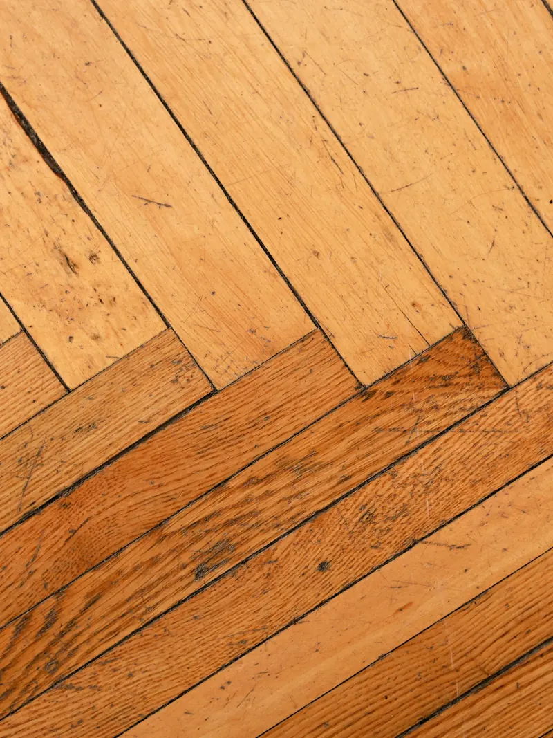 Parquet en point de Hongrie, lames de bois clair et miel posées en chevrons
